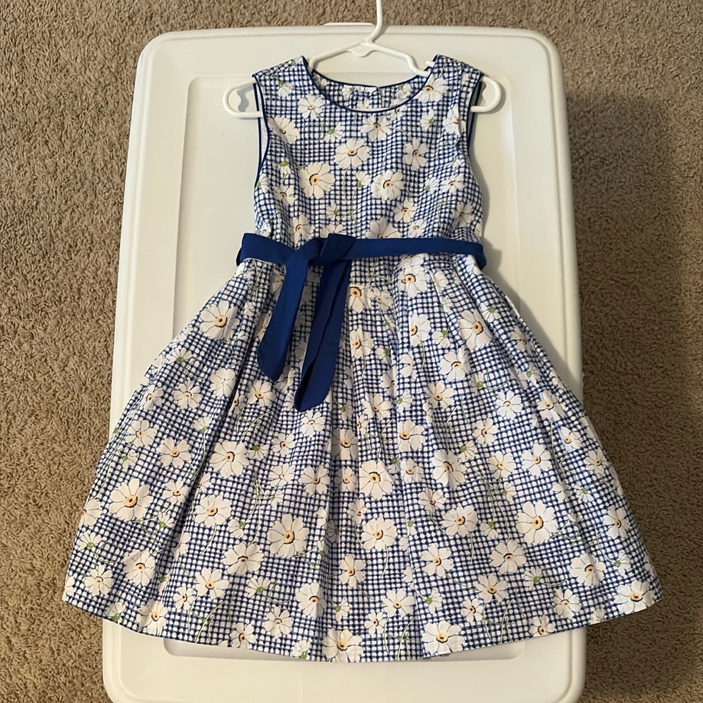 Blue & White Gingham dress with white Daisy Flowers. Girl’s Size 6.